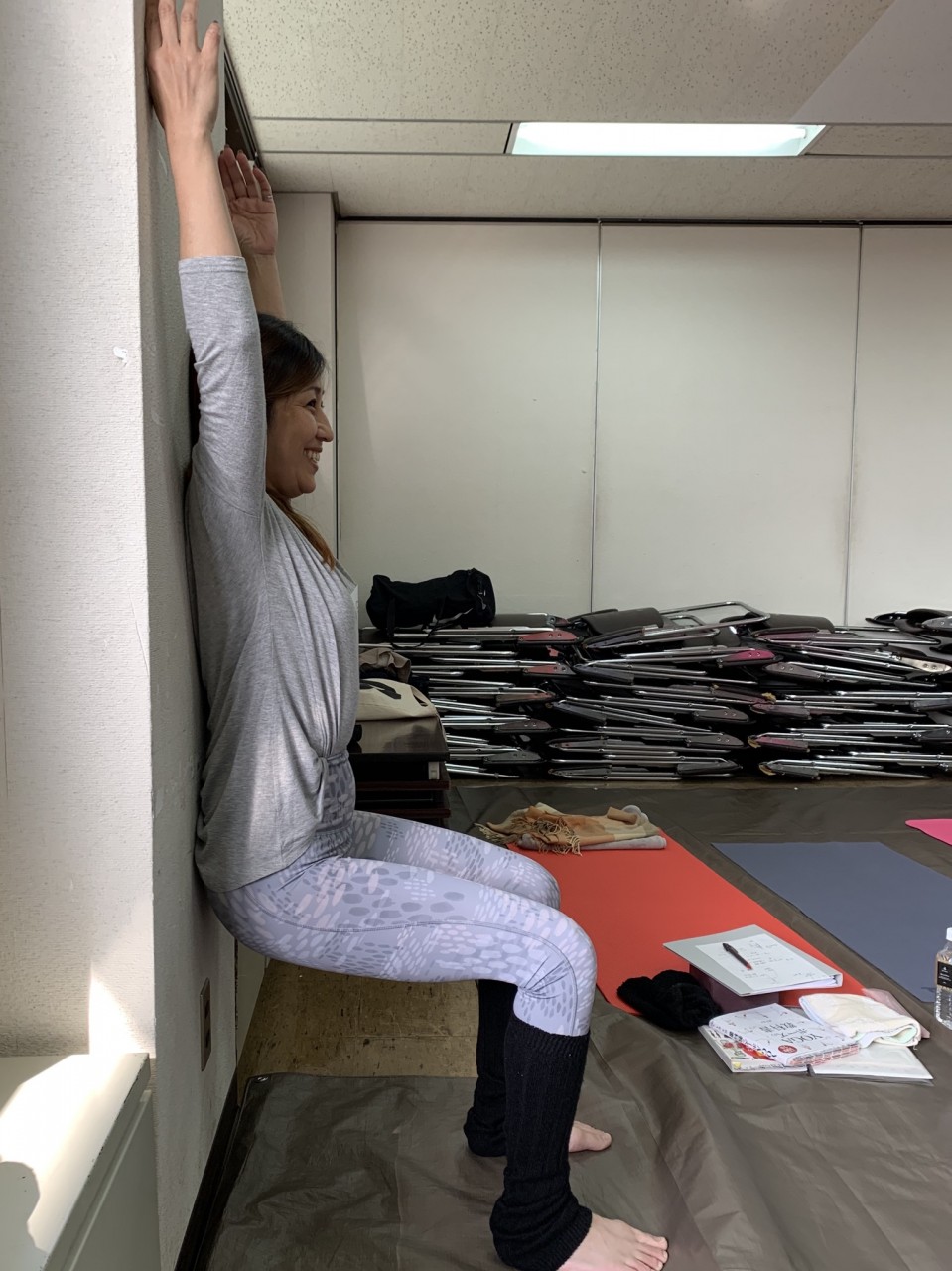 顔も太もも笑ってる